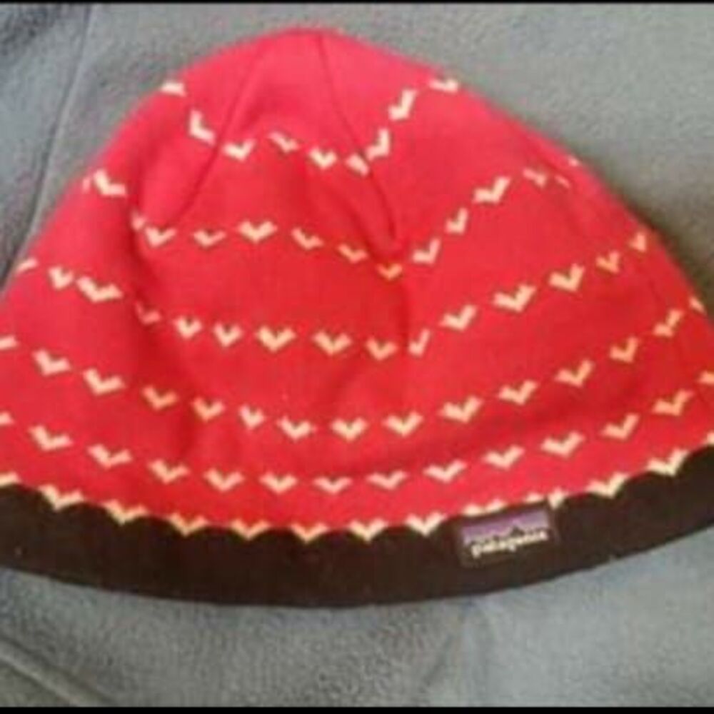 New child kid Patagonia hot pink with white hearts beanie size medium